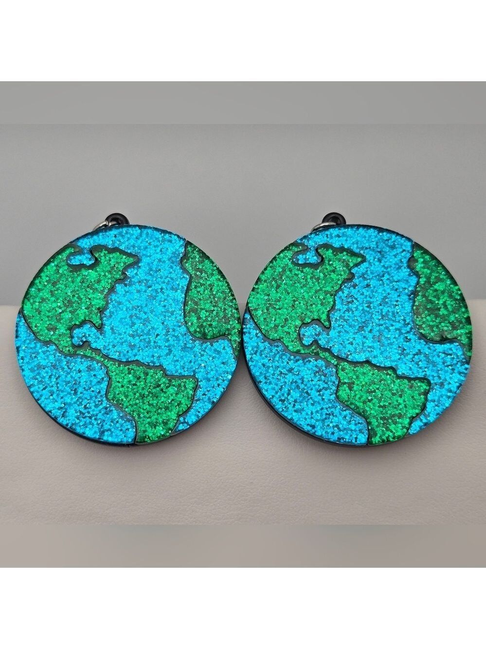 ✨2/$10✨Sparkly Earth Acrylic Dangle Earrings 1.5” Round Cute NWOT